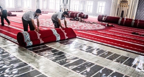 Yün mü Akrilik mi? Cami Halısı Seçiminde Doğru Kararı Verme Rehberi